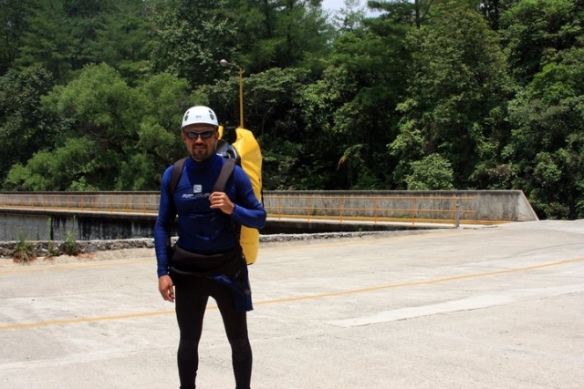 Con el neopreno y equipo